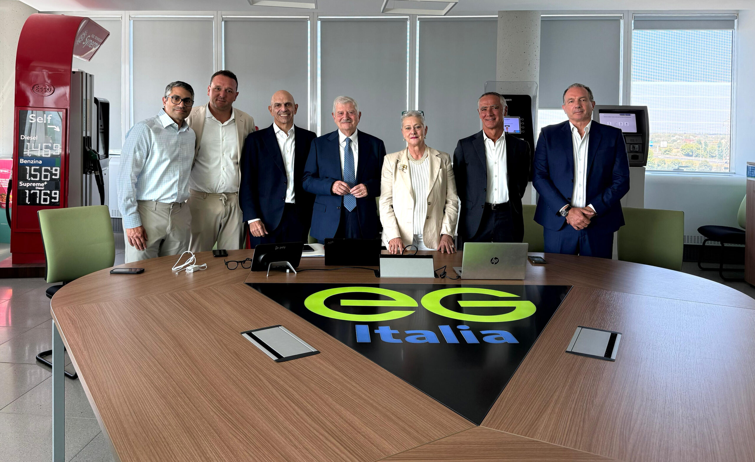 Foto di gruppo di EG Italia e i rappresentanti del consorzio che ha sottoscritto l'accordo preliminare